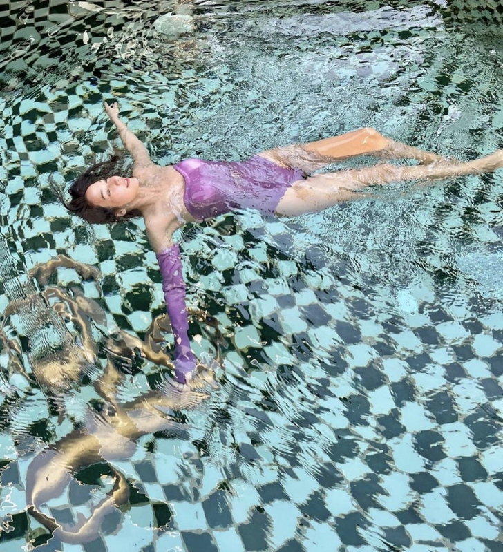 "อั้ม พัชราภา" อวดความแซ่บหรูหรา ในชุดว่ายน้ำสไตล์วินเทจ ประดับคริสตัลสวารอฟสกี้